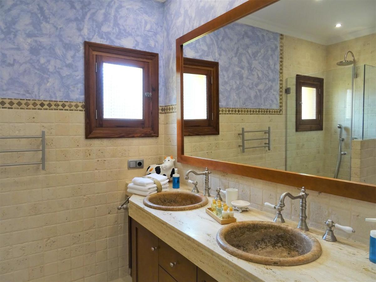 With Private Pool And Tennis Court 150 Metres From The Sea-villa El Olivo