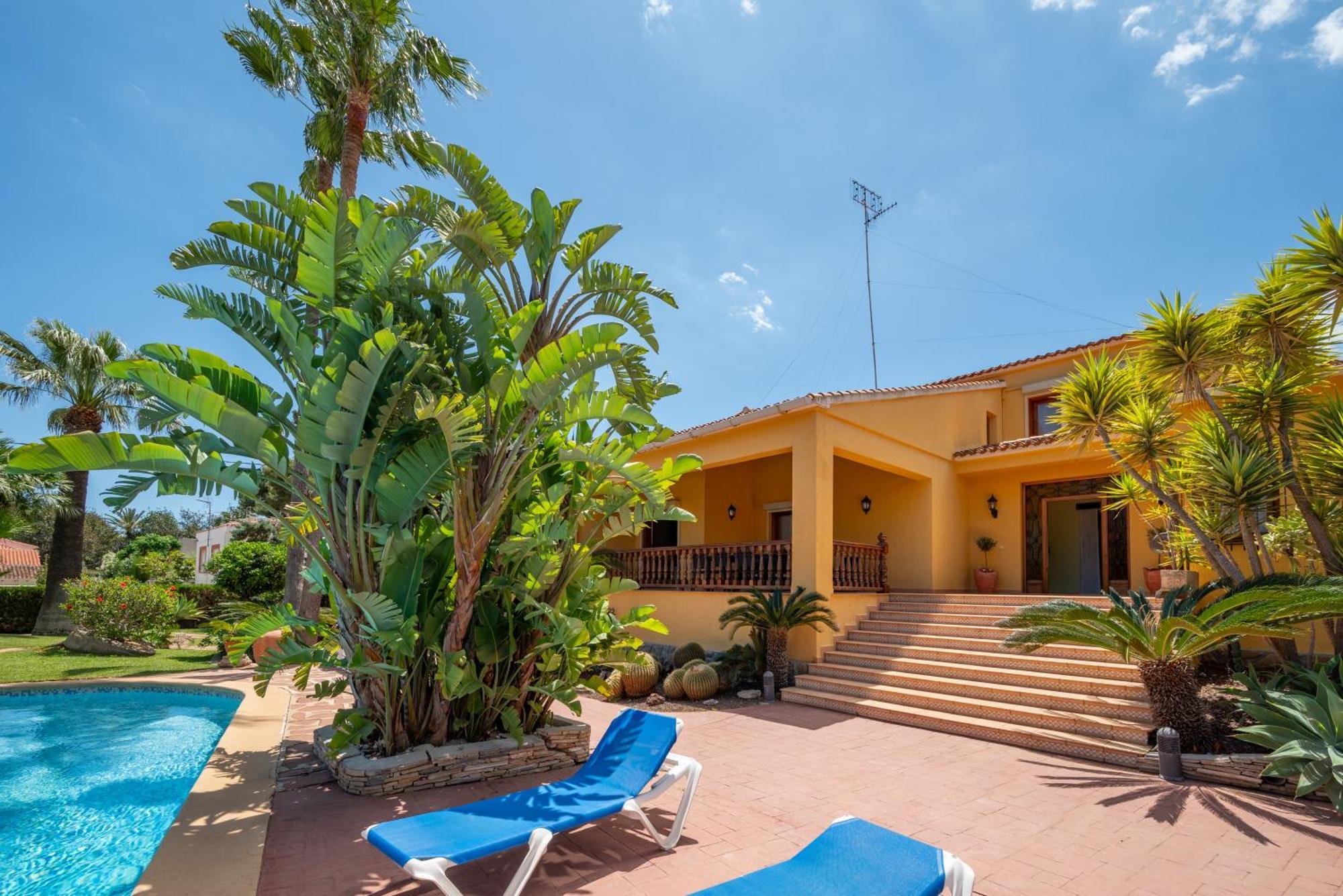 With Private Pool And Tennis Court 150 Metres From The Sea-villa El Olivo Dénia